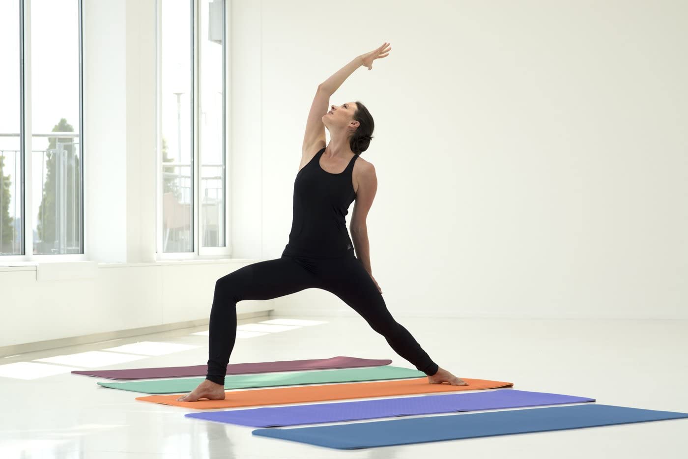 Setting the stage for the product and conveying the sports feeling